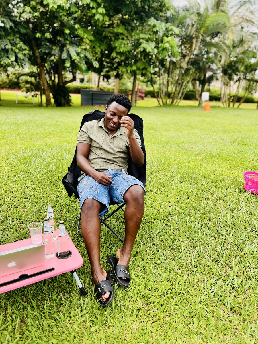 You can actually be jobless and happy if you know how to force life. 😂🤝

Wednesdays are for drowning in nature.