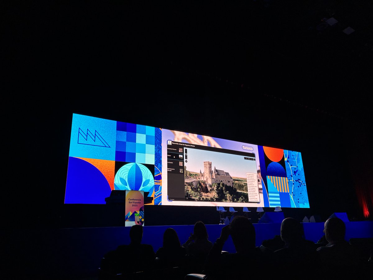 #CEsri25 | El <a href="/segovia_es/">Ayuntamiento de Segovia</a>  está presentado su gemelo digital vivo, una plataforma 3D que integra datos LiDAR, imágenes satelitales, IoT y catastro para optimizar la planificación urbana, la eficiencia energética y la gestión del territorio.
¡Gran presentación!