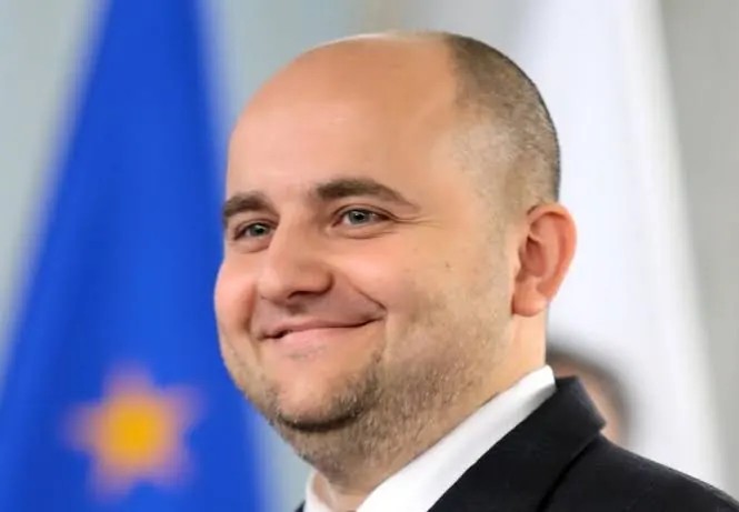 G4bHJUtW8AAaTLR?format=jpg&name=small