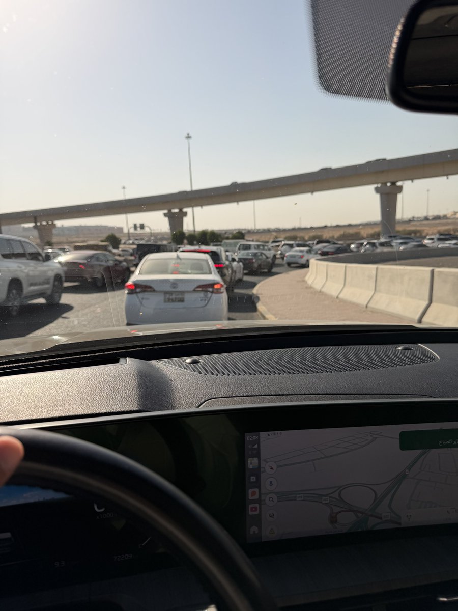 نحتاج اختراع جديد غير السيارات ، الشوارع ماعاد تشيل ، زحمة على مدار اليوم ، احد يكلم الصين يضبطونا