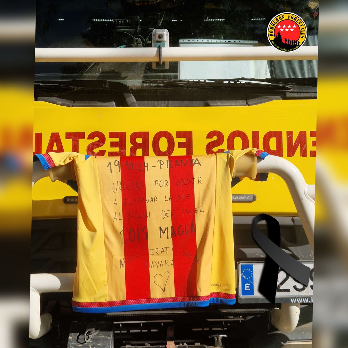 Desde #BomberosForestalesCM queremos recordar a los 229 fallecidos en la DANA así como mandar un caluroso abrazo a las familias, amigos y conocidos de las víctimas. 

Siempre en el recuerdo. 🎗️