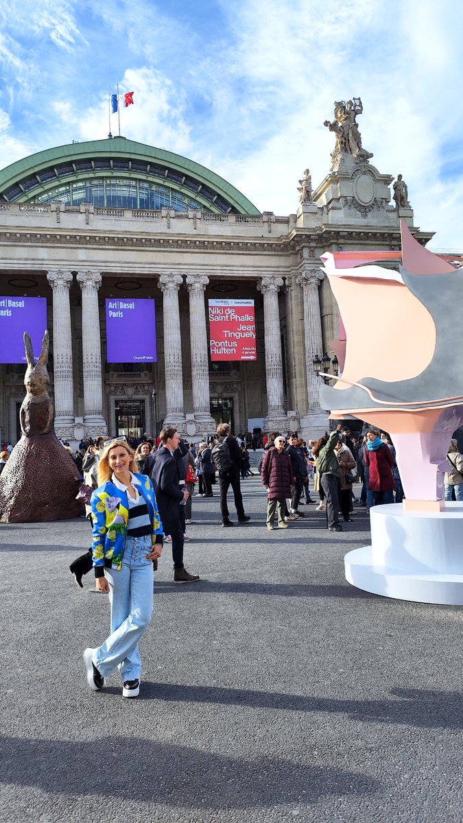 In Paris, between the Carrousel du Louvre, Art Basel, and the robbery at the Louvre Museum.
On October 19, we were at the art fair at the Carrousel du Louvre in Paris on the booth of the PAKS Gallery, where my art was exhibited, just a few meters from the Musee du Louvre, when
