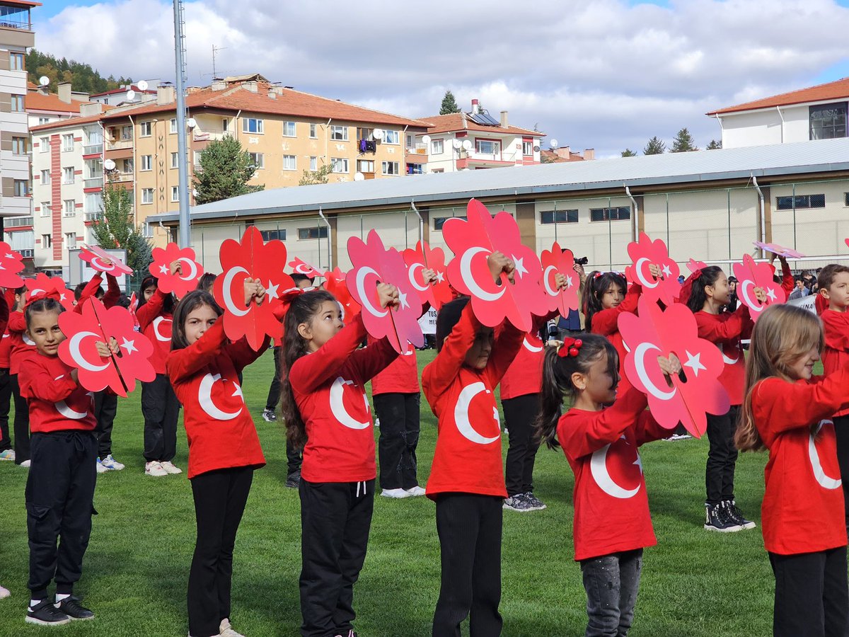 Cumhuriyetimizin 102. yılı, Kaymakamımız Sn. Dr. Nuri Mehmetbeyoğlu, İlçe Millî Eğitim Müdürümüz Sn. Cihangir Cantürk, ilçe protokolü, öğretmen ve öğrencilerimizin katılımıyla coşkuyla kutlandı. 🇹🇷✨
<a href="/tcmeb/">Millî Eğitim Bakanlığı</a> <a href="/Yusuf__Tekin/">Yusuf Tekin</a> 
<a href="/MemAnkara/">Ankara İl Millî Eğitim Müdürlüğü</a> <a href="/Murat4Kucukali/">Murat Küçükali</a> 
<a href="/ccanturk_/">Cihangir CANTÜRK 🇹🇷</a>