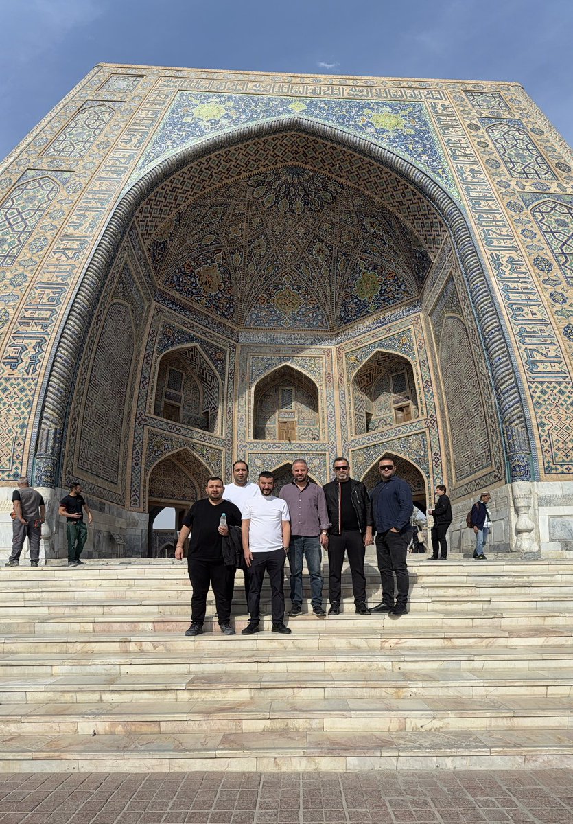 Askon Başkanlar Toplantısı sonrası Türk-İslam medeniyetinin kalbi Özbekistan-Semerkandda ilmin, hikmetin ve adaletin mirasını taşıyan toprakları gezdik.
Registan Meydanı'ndan Şah-ı
Zinde'ye, Emir Timur'un kabrinden İmam Buhari ve İmam Maturidi hazretlerinin türbelerine kadar, bu