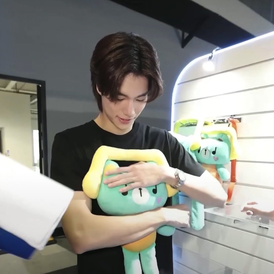 สิ่งนี้น่ารักที่สุดในโลก น้องภูวินรักพี่เพิ่มมาก อยากได้ตุ๊กตาตัวใหญ่จริงๆ ดูพ่อพ่อพุพุกอดดิ แล้วความน่ารักนี้อยู่ในสายตาพี่ปอนด์ทั้งหมดเลย ฮือ 😭🫳

GET READY WITH PONDPHUWIN
#PondPhuwinFanconLIVE