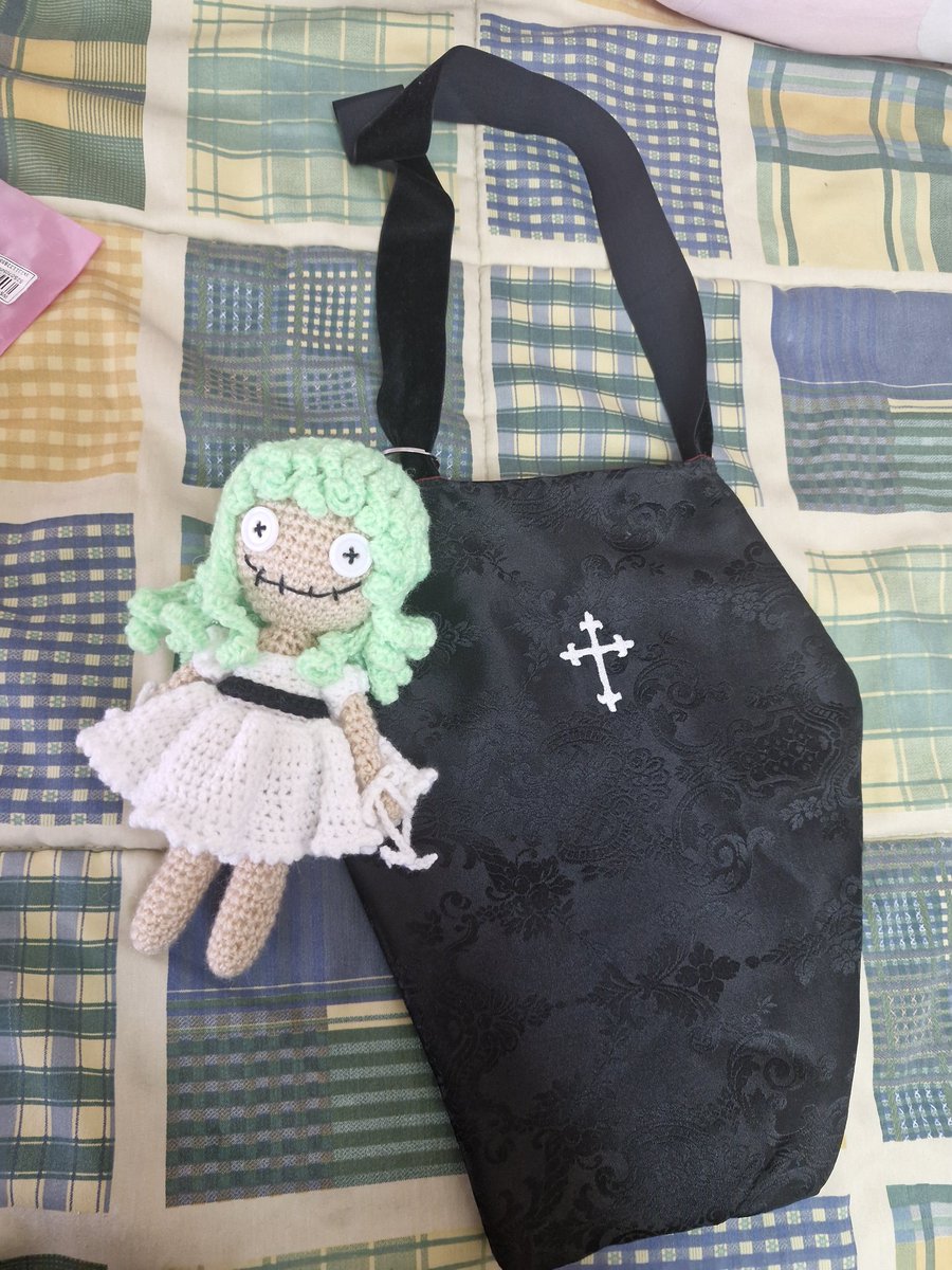 Hoy en cosas absurdas que hago para conciertos: la mini yo y el bolso ataúd que me he hecho para ver a lady gaga (también me he cosido mi vestido!!)
