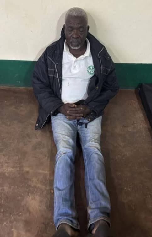 Ce Camerounais vit à Baham. Faisons circuler, car Bruno Bidjang l’accuse d’être un terroriste. Ici le témoignage de son fils.
-
Son fils écrit à Nzui Manto
Hier 28.10.2025, les hommes en tenue sont arrivés chez lui aux environs de 21h. il était couché car malade. Ils ont fouillé