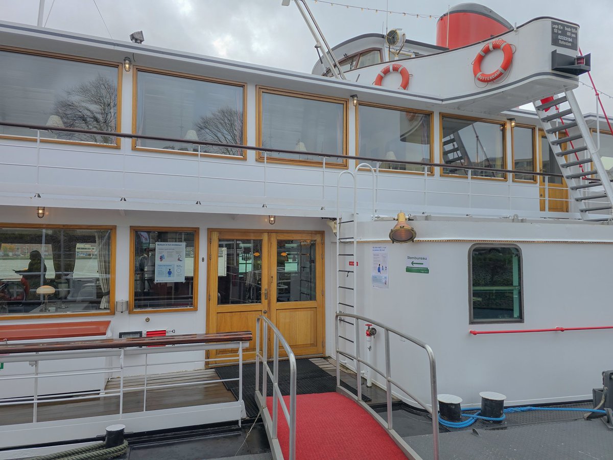 In het rijtje bijzondere stembureaus, deze keer gestemd aan boord van de <a href="/Raderstoomboot/">De Majesteit</a> #DeMajesteit. Erg leuk! Net als in 2021 is mijn stem (weer) naar <a href="/JuisteAntwoord/">JA21</a> gegaan.

Zoals altijd stem ik op een vrouw en een jong talent. Deze keer is m'n stem daarom naar