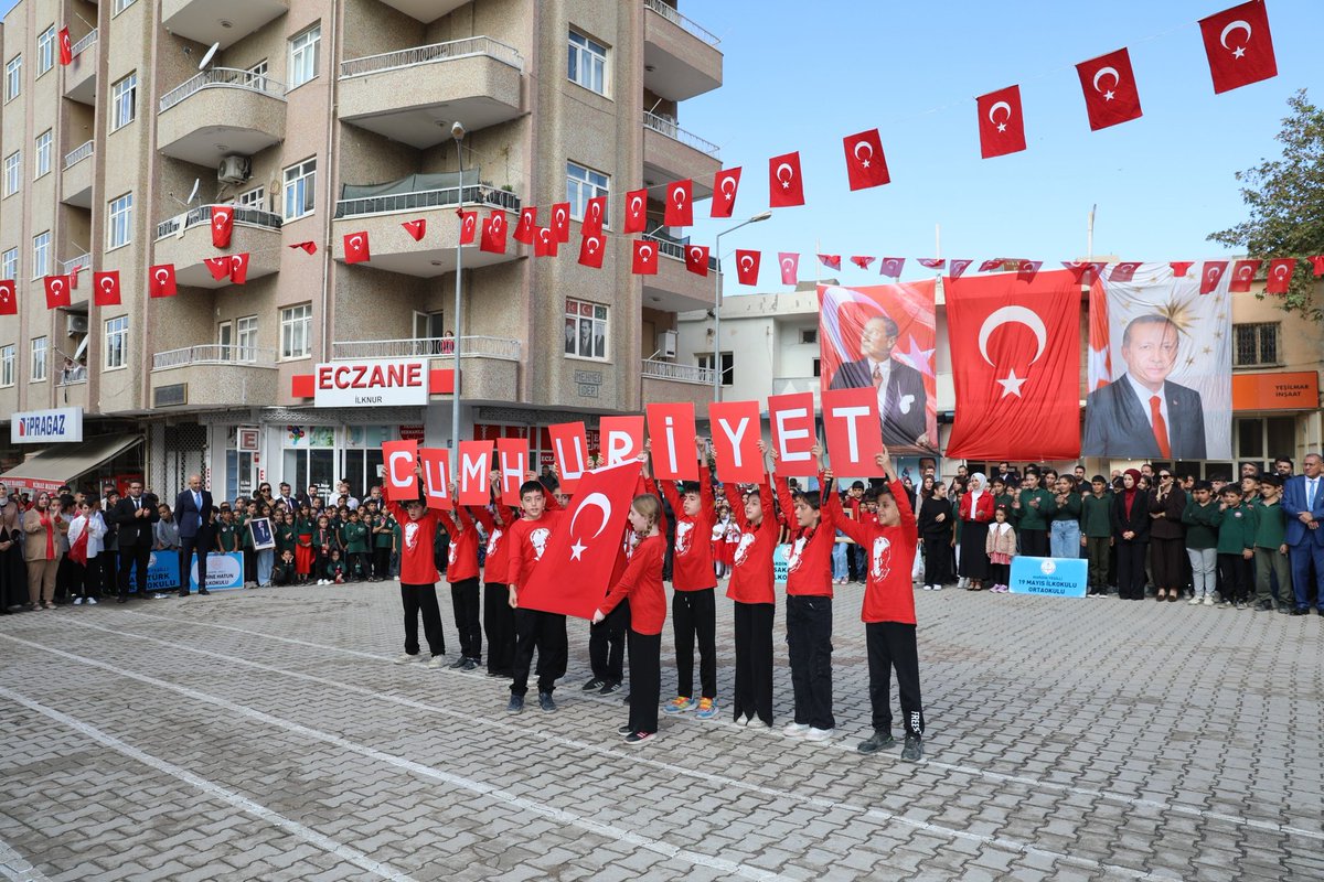 19Yesilli's tweet photo. Cumhuriyetimizin 102. yılı gurur, heyecan, sevinç ve coşku içerisinde ilçemiz Cumhuriyet Meydanında düzenlenen törenle kutlandı.Emeği geçen öğretmen ve  öğrencilerimize teşekkür ediyoruz 
@tcmeb 
@ali_eyyupkoca 
@Yesillimem1 
@MstfaKAHRAMAN 
@SuleymnAKIN 
@halefblt https://t.co/SDcLyOYgil