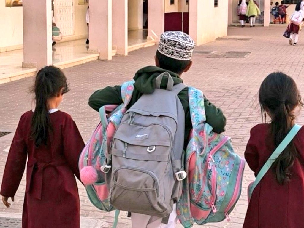 ALfalehaaa's tweet image. لا ريب أن الفكر النسوي لا يعجبه مثل هذا المشهد.. لكن هذا هو ديننا وأصالتنا العربية، فالأخ سند لأخواته، وهو ظهيرهنّ - بعد الله -.