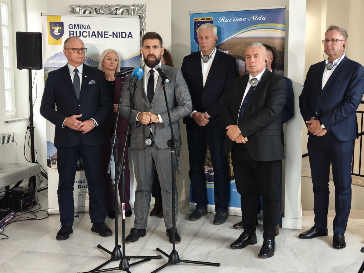 🎙️ At a press conference in 🇵🇱, Head of Delegation <a href="/AndreyNovakov/">Andrey Novakov</a> and the participating MEPs underlined the need for 🇪🇺 investment in the Easter Border Regions to build resilience in the face of challenges

🔗Read more: europarl.europa.eu/news/en/press-…