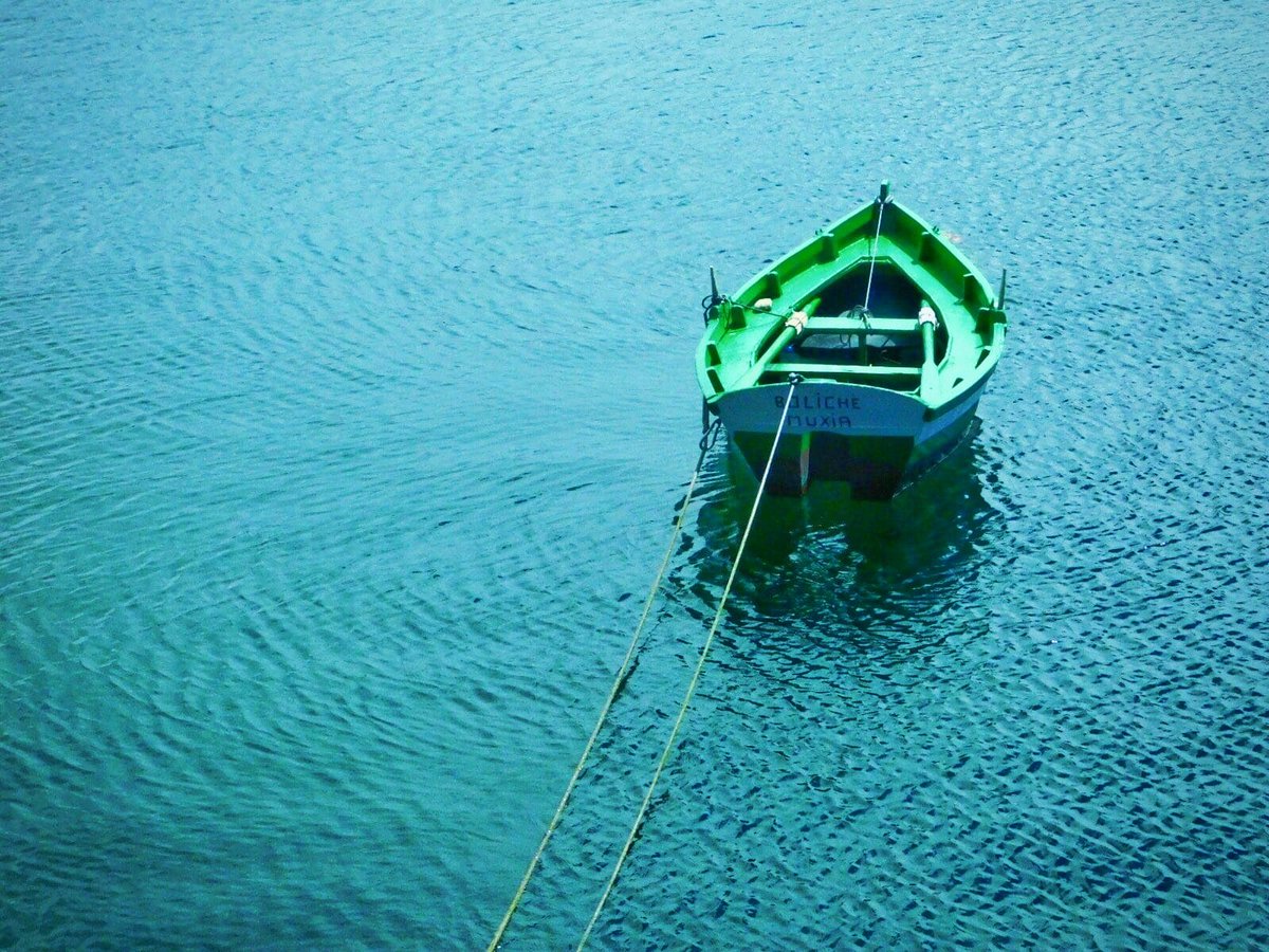 Helenablava's tweet photo. “El azul no hace ruido. Es un color tímido, sin segundas intenciones, ni presagios ni proyectos (…) que se infiltra por las rendijas, se instala en lo profundo de las cosas.”

Jean-Michel Maulpoix,
 Una historia del azul. https://t.co/0B0tE3jSCR