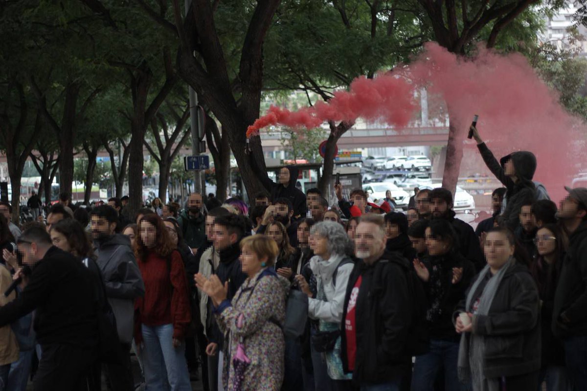 REPRESSIÓ 🔴 El 2023 unes cent persones intentaven aturar el desnonament del c/Parlament 1-3. Durant 7 anys la propietat n'expulsava el veïnat per convertir el bloc en habitatges turístics

Avui han jutjat les que defensem l'habitatge com un dret i no un negoci ➡️ <a href="/P1_3_Absolucio/">Parlament1-3Absolucio</a>