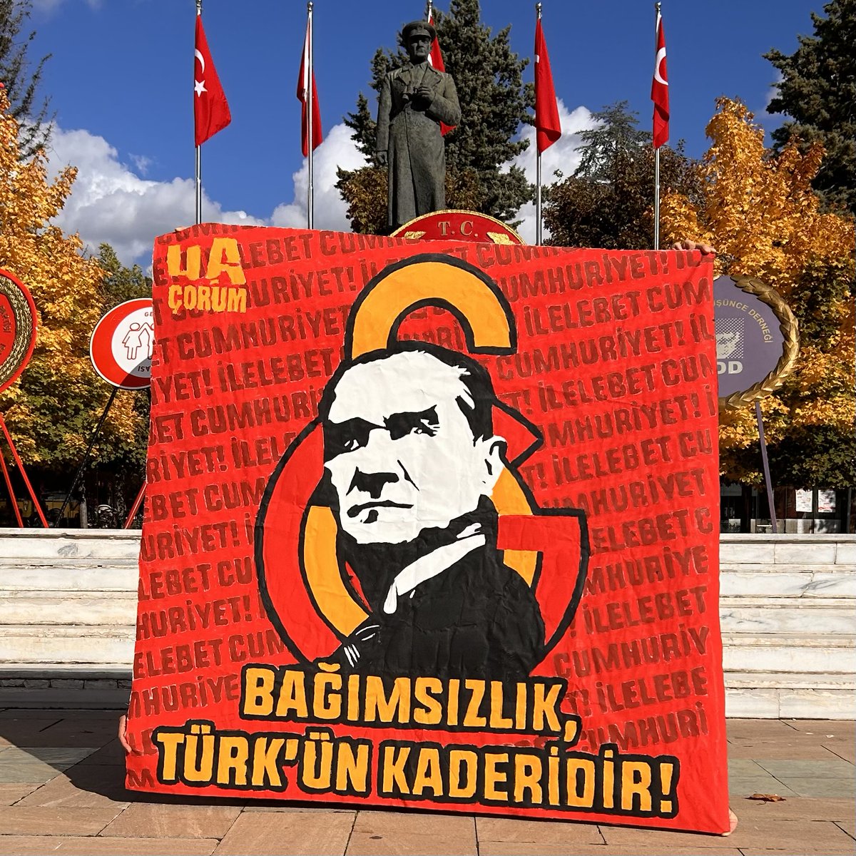 YAŞASIN CUMHURİYET! 

ultrAslan Çorum ATASININ İZİNDE! 

#uAYurtiçi
#uAÇorum