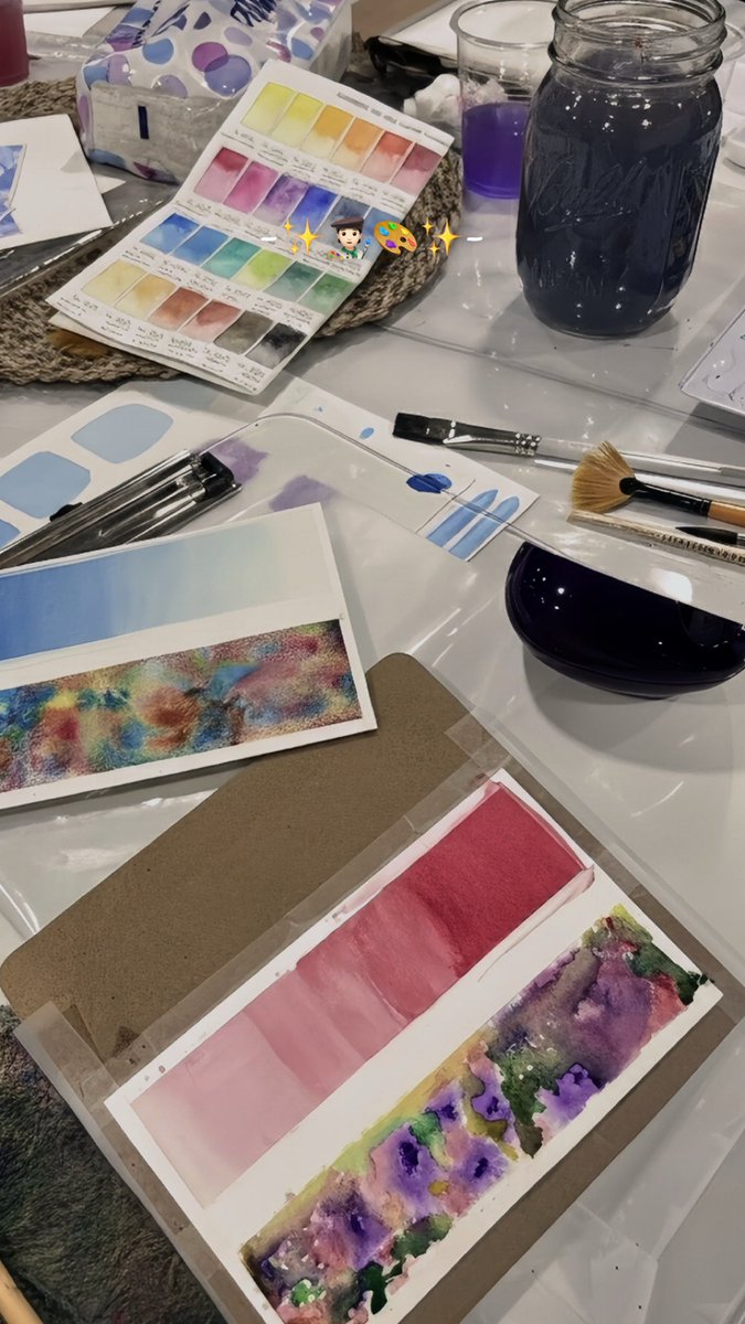 anamel2019_iau's tweet image. أُقيمت ورشة الألوان المائية بهدف تنمية المهارات الفنية للمشاركات، وتعرّفن خلالها على تقنيات الدمج والتدرج اللوني بأسلوب ممتع وإبداعي مع المبدعة / مروج بامحرز  🎨✨