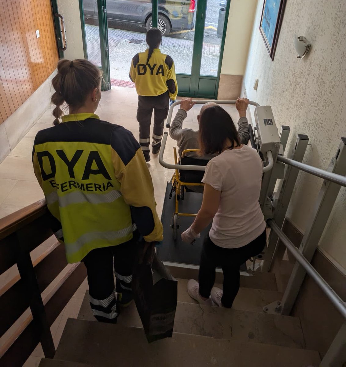10:24 Urgencia domiciliaria #Castrourdiales Ambulancia SVAE #DYA atiende a persona que sufre caída tras mareo. Tras valoración y curas, traslado al Hospital de Laredo por hiperglucemia, leve hipoxia y heridas leves en EII, cabeza y cadera.