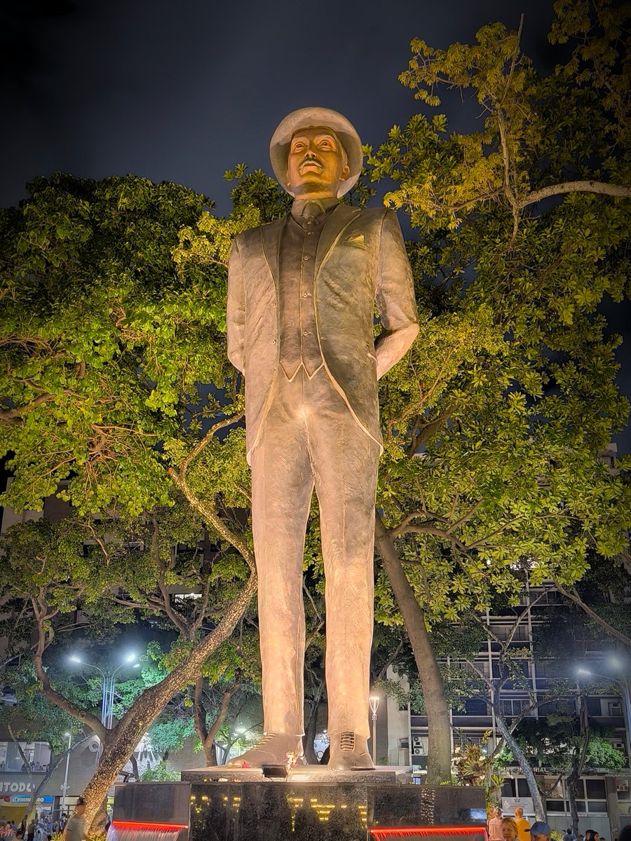 JesusLnrs's tweet photo. Conociendo las nuevas estatuas de San José Gregorio Hernández y Santa Carmen Rendiles en la Plaza La Candelaria de Caracas 🥰 Tienen que ir a visitarlas, la plaza está bonita, especialmente en las noches; sé que no se arrepentirán 🙏 https://t.co/FRqdWAGjWK