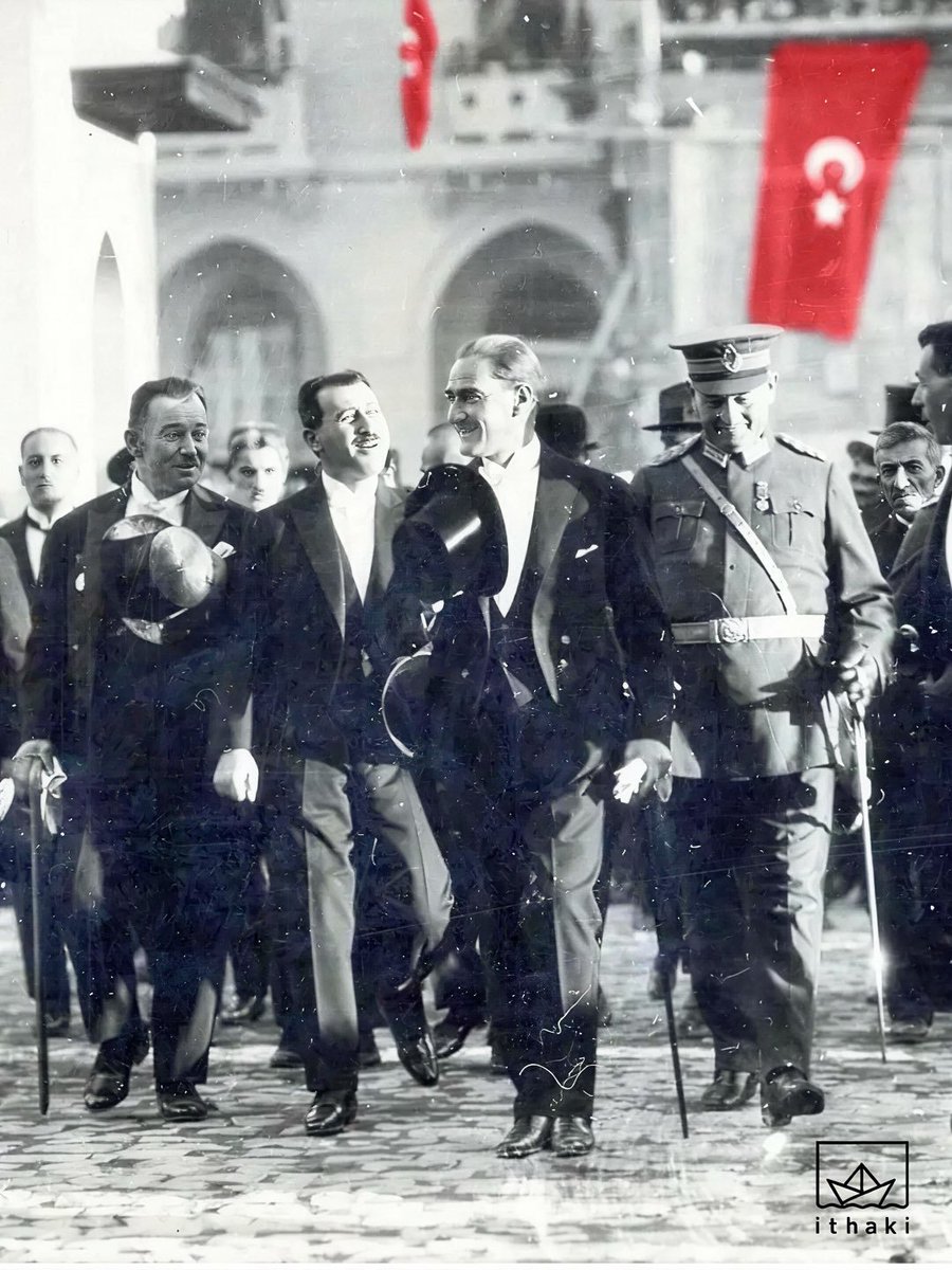 c1982's tweet image. Reis! onca savaşa görmüş, gazi olmuş, devrimler yapmış, inkılaplar gerçekleştirip Cumhuriyeti kurmuş gülüyor.  Hala mezarından bu ülke için savaşıyor, yenemiyorlar...