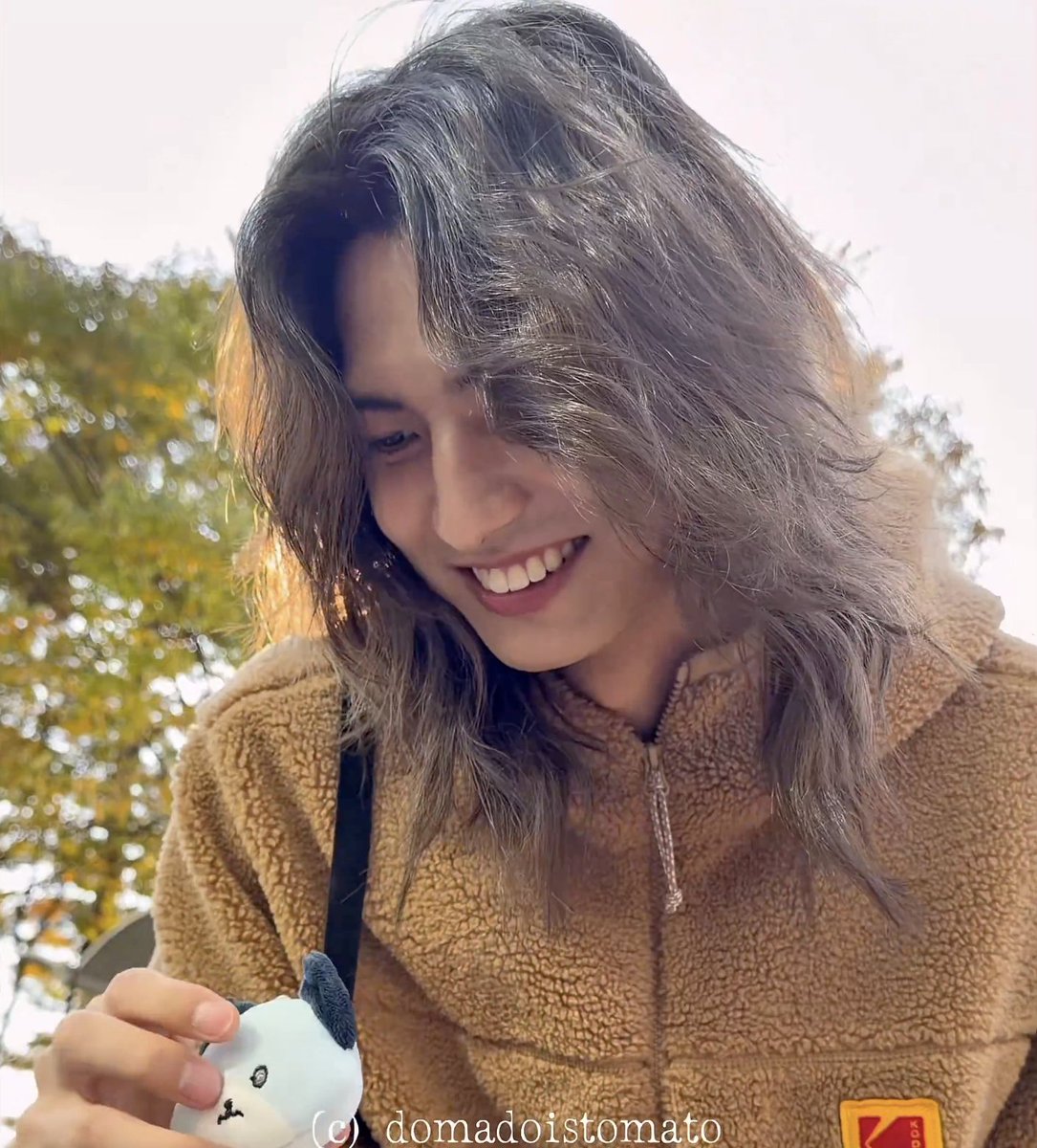 taengkyusm's tweet photo. him in his cozy fleece and his fluffy hair and the colors &amp; light peeking behind him... he's so golden and warm like autumn leaves please https://t.co/mxwP0BFXaw