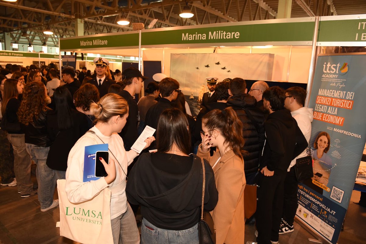 ItalianNavy's tweet image. Dal 28 al 30 ottobre, a #Foggia, la Marina Militare partecipa alla X Edizione di OrientaPuglia - #ASTERPuglia, Fiera per l'Orientamento Scolastico Universitario e Professionale della Puglia.

All’interno dell'area espositiva, donne e uomini provenienti dalle diverse componenti