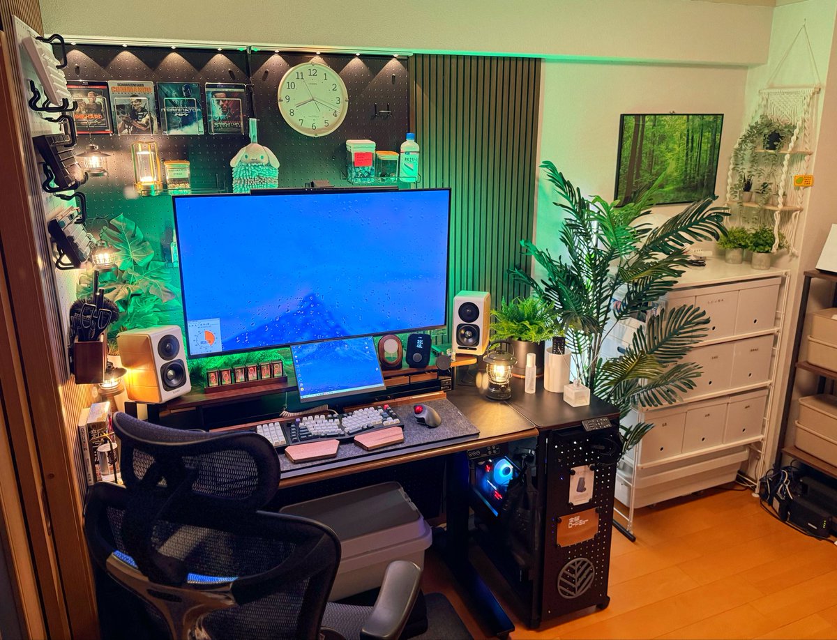 frontmanX_sh's tweet image. 夜ルーム
keikaku遂行。
右の壁面にフェイクグリーンを配置。
このタイプのファブリックな編み込みのやつ、ボヘミアンで合ってるのかな？
#roomsetup  #desksetup  #verticaldesign #botanical #minimalsetup #AestheticDesk 
#DeskTour