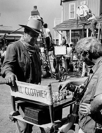 GMJuditPolgar's tweet photo. 30-minute break, how about a game?
Can you recognise the🤠player?
#ChessConnectsUs #chessforever #moviestar
📷 David Sutton https://t.co/1Ac2z7oyQm