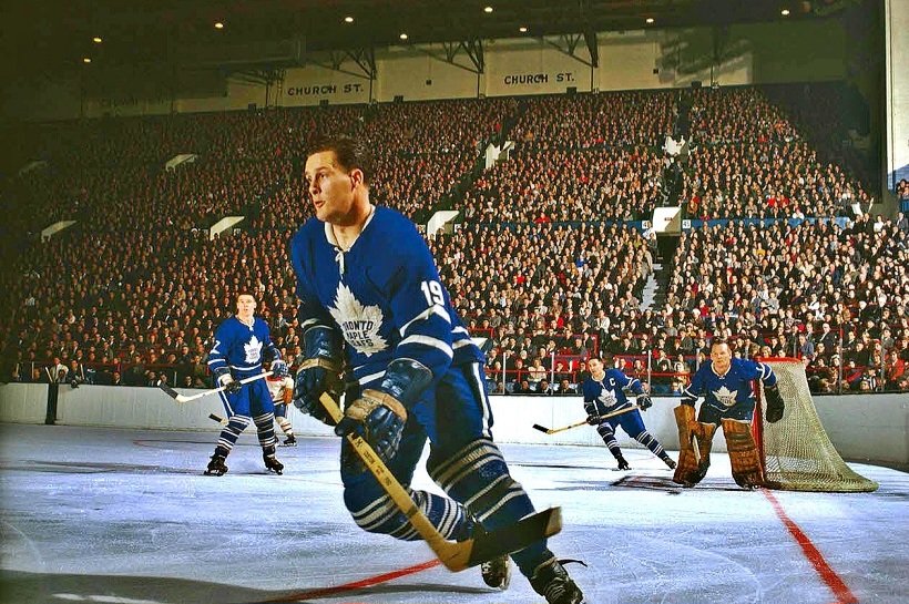 SayItIsSoJoe's tweet image. Beautiful photo taken at Maple Leaf Gardens during the 1962-63 season. In the foreground is that season&apos;s Calder Trophy winner Kent Douglas.  Behind him are #Leafs legends Tim Horton, George Armstrong and Johnny Bower.  MLG in full splendor. #LeafsForever #OldTimeHockey #NHL