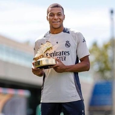 TwinVamos's tweet image. 🚨 Kylian Mbappe receives his golden boot THIS FRIDAY! He is the first Real Madrid player to win it since Cristiano Ronaldo! 🐐🇫🇷🐢