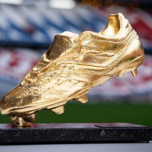 TwinVamos's tweet image. 🚨 Kylian Mbappe receives his golden boot THIS FRIDAY! He is the first Real Madrid player to win it since Cristiano Ronaldo! 🐐🇫🇷🐢