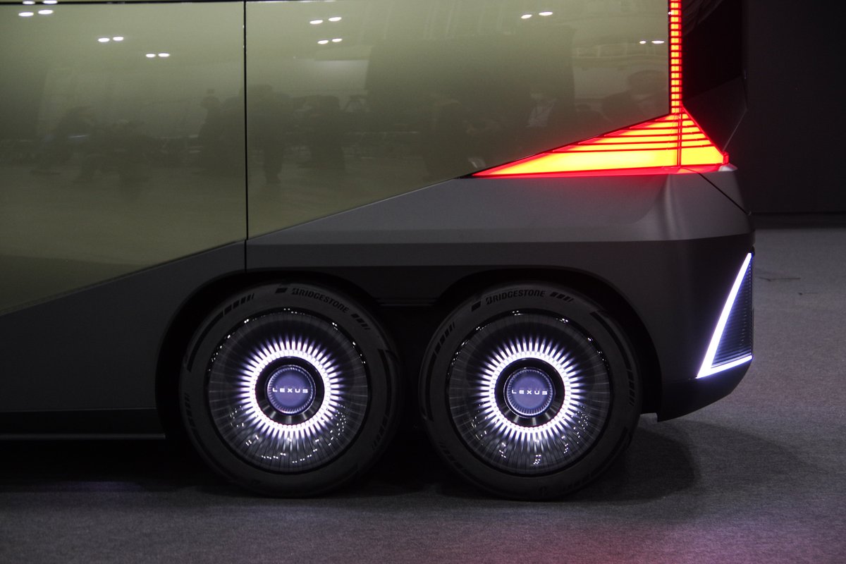 レクサスの新型「6輪ミニバン」の全貌が明らかに！「LS」は