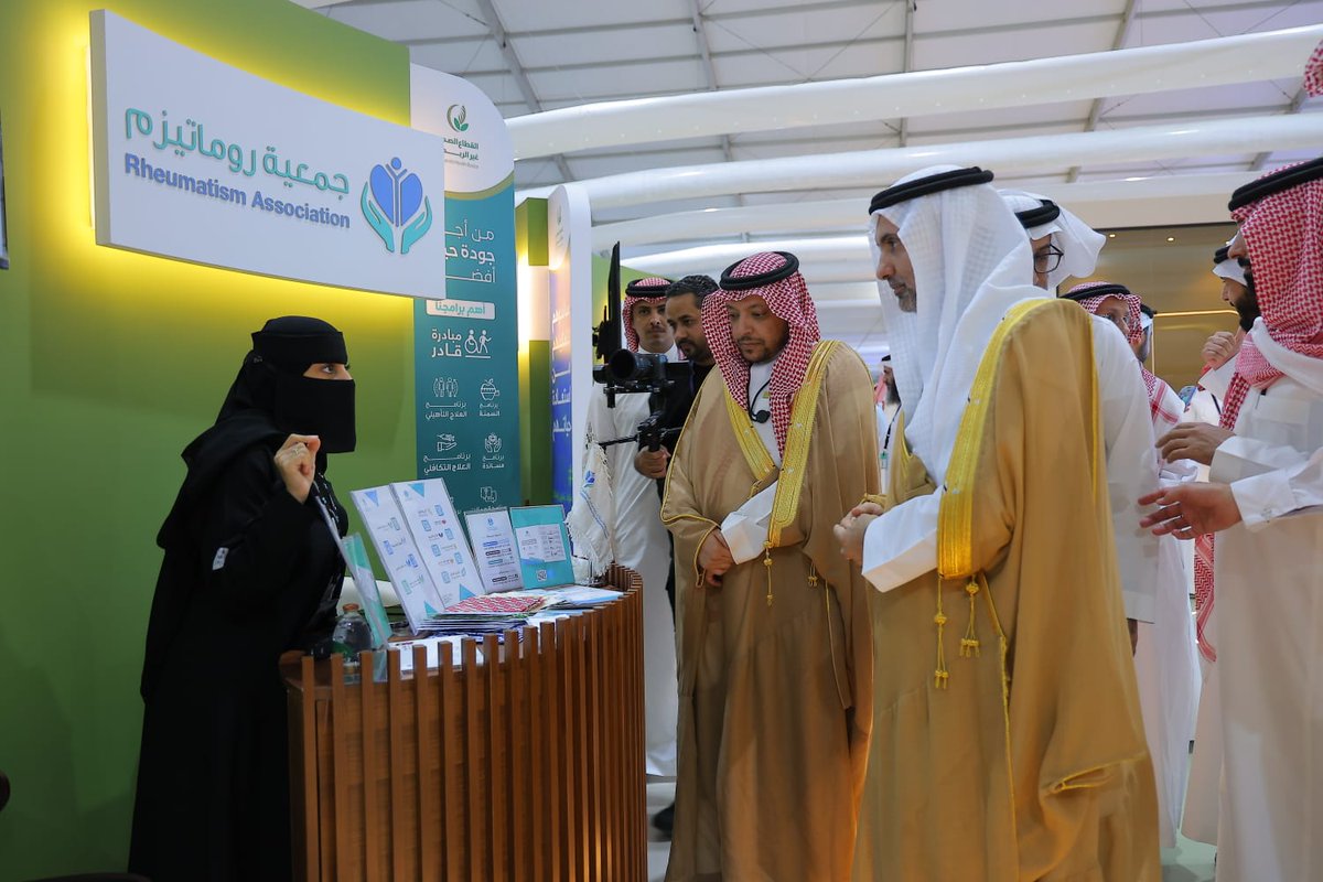 | #يحدث_الآن 
تشرّفت #جمعية_روماتيزم بزيارة معالي وزير الصحة الأستاذ / فهد بن عبدالرحمن الجلاجل لركن الجمعية المشارك بـ #ملتقى_الصحة_العالمي2025م 
حيث اطلع معاليه على أبرز برامج ومبادرات الجمعية التي تخدم مرضى الروماتيزم.
والجمعية تفخر بهذه الزيارة الكريمة التي تعكس دعم القيادة
