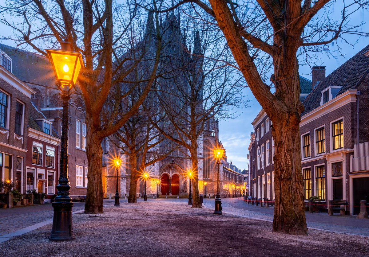 De iconische Hooglandse Kerkgracht in Leiden tijdens het Blauwe uurtje. Leiden wat ben je mooi! 

(c)2020-today Martijn van der Nat