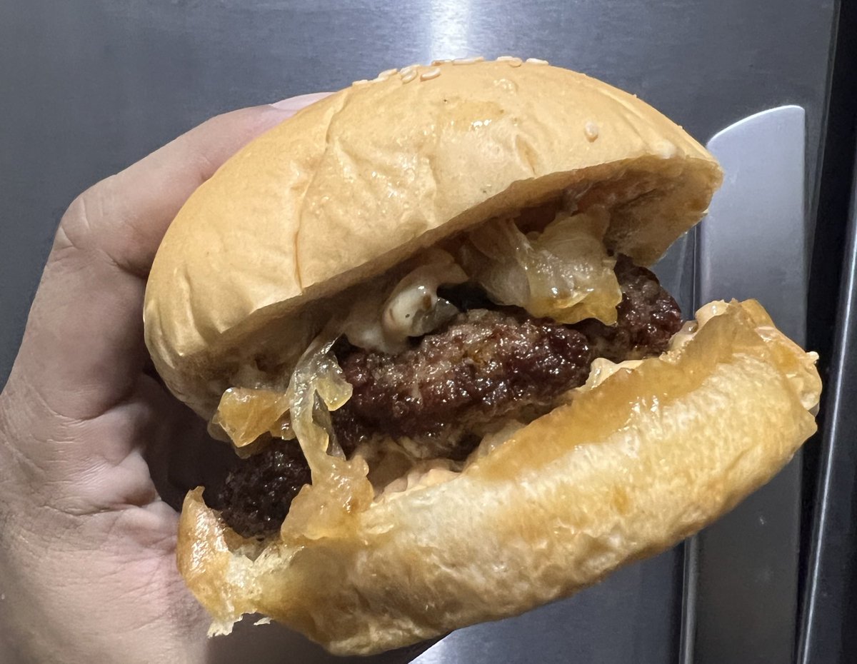 YaniMamba's tweet photo. My smash burger is one of the best in the world. https://t.co/Qopa0m4ZZV