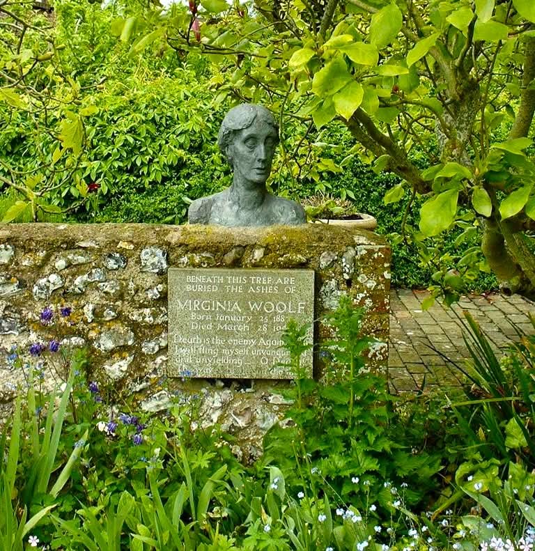 En la lápida de Virginia Wolf puede leerse: "La muerte es el enemigo. Contra ti me lanzaré, entera e invicta, ¡oh Muerte! Las olas rompían en la orilla..."