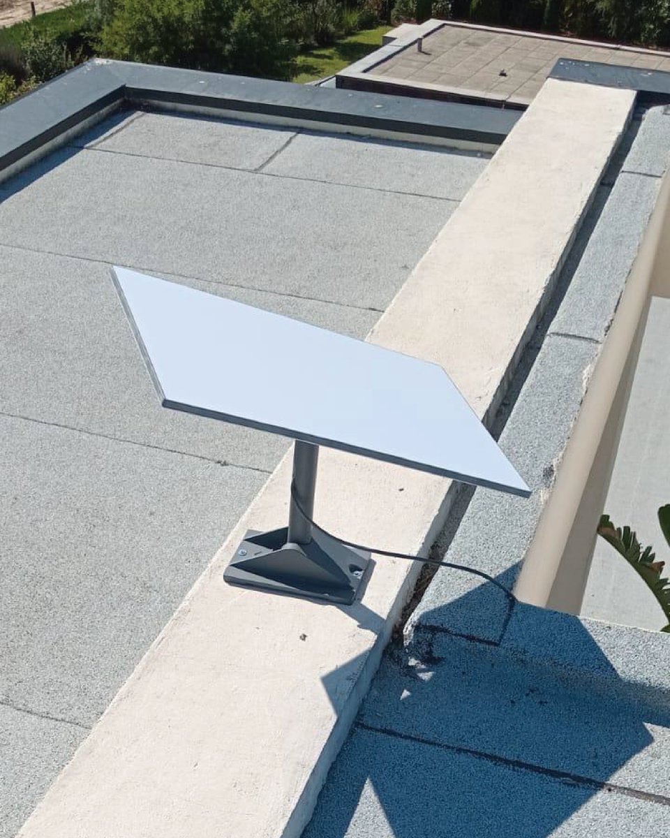 SolMaior_X's tweet photo. 🚀 A Solmaior está a ligar Portugal ao futuro!

No último mês instalámos dezenas de sistemas #Starlink, levando internet ultrarrápida até às zonas mais remotas.

Clientes felizes, equipas incansáveis e tecnologia que muda o dia a dia.

💡 Solmaior – Energia que liga o futuro. https://t.co/e0j3yV54zz