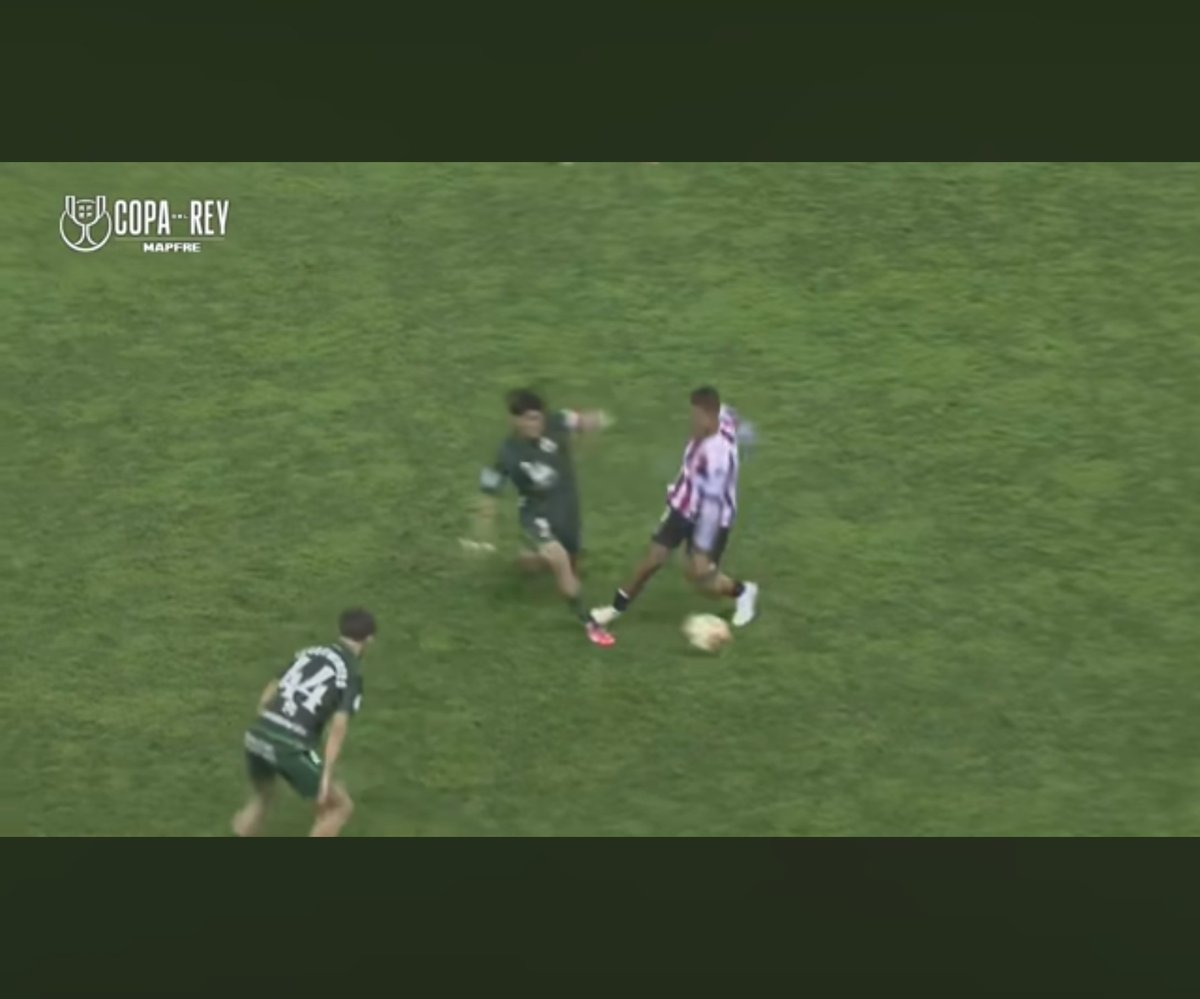 Ayer escuche en <a href="/TiroalARCOFM/">Tiro al ARCO</a> a <a href="/chusgbh/">Jesús García-Bermejo</a> que la roja de Logroñes era justita... viendo la repe (con la ventaja que eso me da) es roja, llega tarde pisa con la planta al tobillo apoyado de Aldasoro, muy peligrosa esa accion... no entro a valorar la intencionalidad.