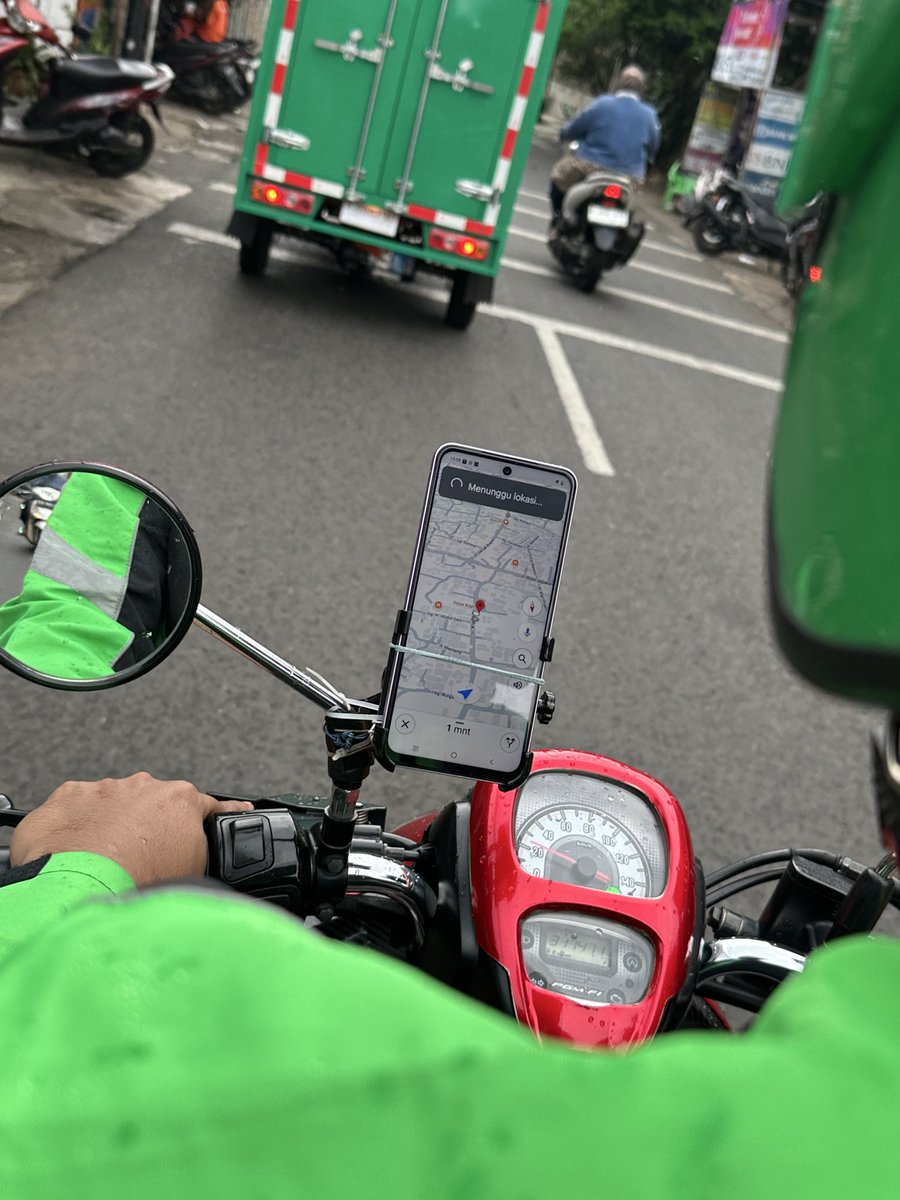 elwa's tweet image. Kata gue sih semesta kalau mau ngingetin manusia tuh ada aja jalannya. Ngobrol sama driver gue tadi terus dia bilang,&quot;Saya tau sekarang nyari kerja tuh susah banget, makanya apa pun selama halal saya kerjainnya pake hati meskipun kadang capek banget ya kak? Hahahaha...&quot;

DHUAR!…