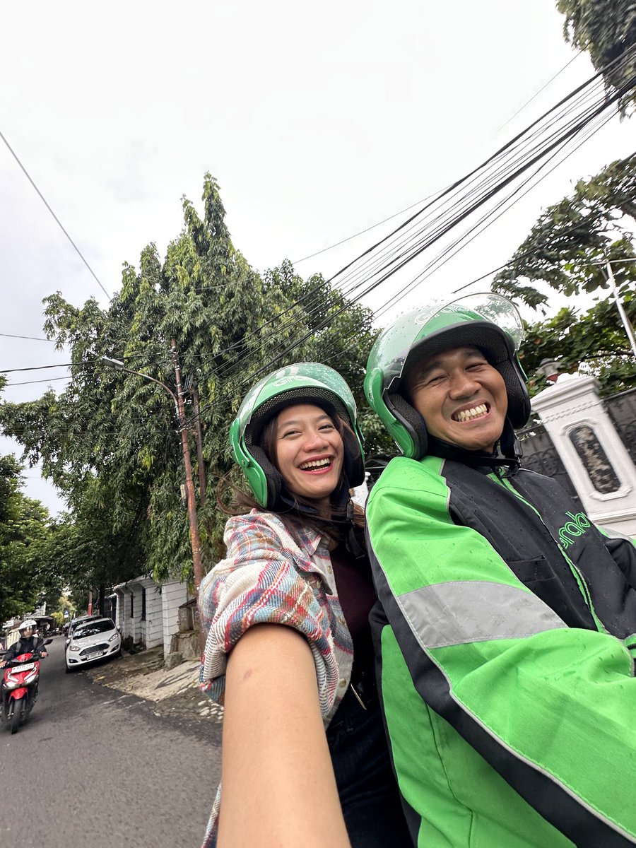 elwa's tweet image. Kata gue sih semesta kalau mau ngingetin manusia tuh ada aja jalannya. Ngobrol sama driver gue tadi terus dia bilang,&quot;Saya tau sekarang nyari kerja tuh susah banget, makanya apa pun selama halal saya kerjainnya pake hati meskipun kadang capek banget ya kak? Hahahaha...&quot;

DHUAR!…