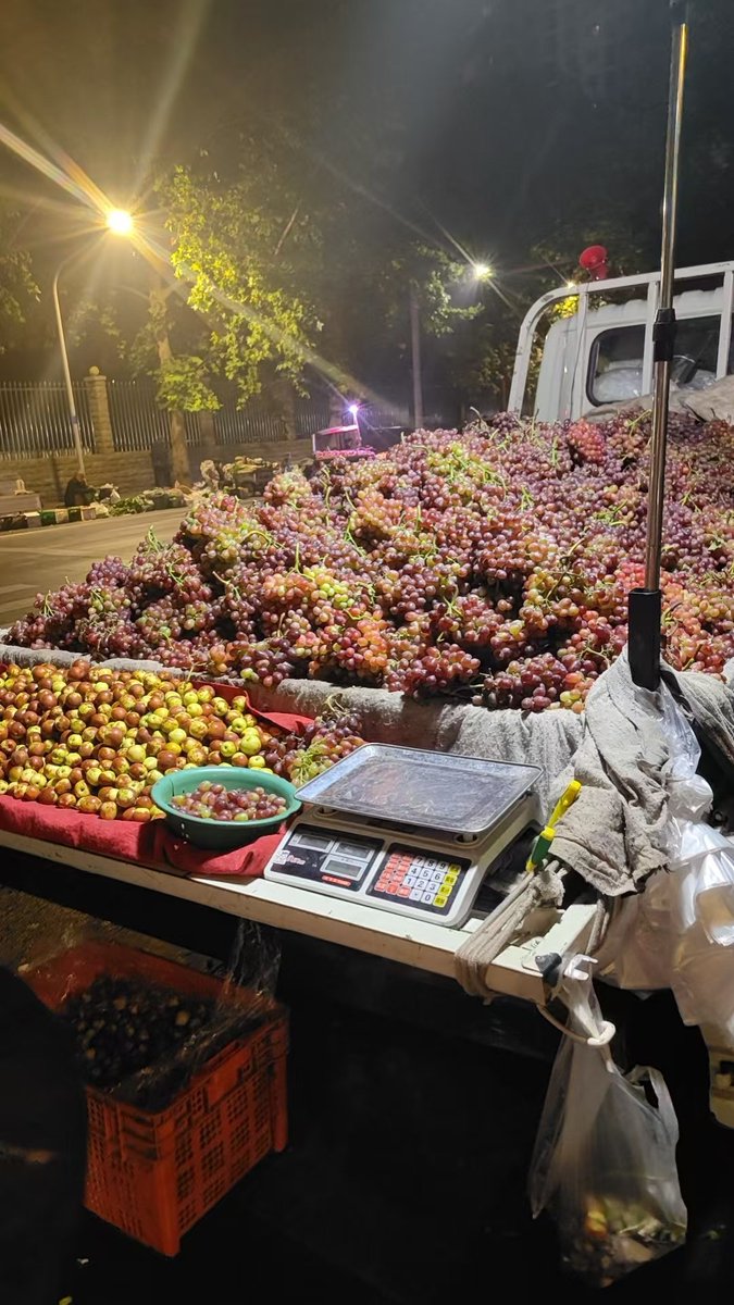 O poder de compra do chinês é algo surreal. 10 rmb - 2k de uva.
O salário aqui já é maior q o Brasil e o preço das coisas? Minha esposa ficou muito surpresa que o Brasil, um país produtor, tudo é MUITO caro