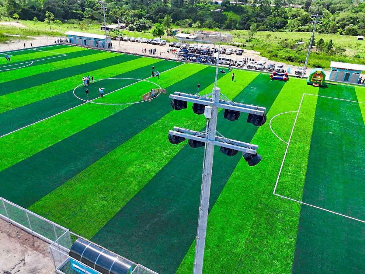 SEDESPA (@sedespahn) on Twitter photo ✅ Reporte del día ⚽
La Pdta. <a href="/XiomaraCastroZ/">Xiomara Castro de Zelaya</a>  llegó a #DulceNombreDeCulmí #Olancho 🇭🇳  para verificar avance de construcción de cancha de fútbol ⚽ con grama sintética. 
Esta obra beneficiará a 32 mil habitantes, fortaleciendo el deporte, la convivencia y las  oportunidades. ✅ Reporte del día ⚽
La Pdta. <a href="/XiomaraCastroZ/">Xiomara Castro de Zelaya</a>  llegó a #DulceNombreDeCulmí #Olancho 🇭🇳  para verificar avance de construcción de cancha de fútbol ⚽ con grama sintética. 
Esta obra beneficiará a 32 mil habitantes, fortaleciendo el deporte, la convivencia y las  oportunidades.