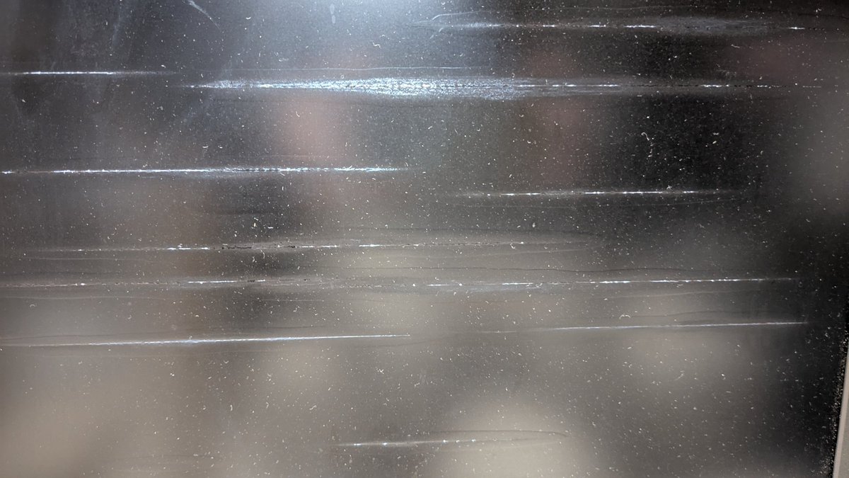 今は使ってないが故障もしてないので押し入れに保管していた液晶モニタを久々に出してみたら画面に何本も膨れた後に裂けたような横線が！

コーティングが溶けた? 7月頃からあまり家に居なくて蒸し暑い押し入れに置きっ晒しだったのが原因か😓

荷物を保管できない押し入れってどうしようもないな…💢