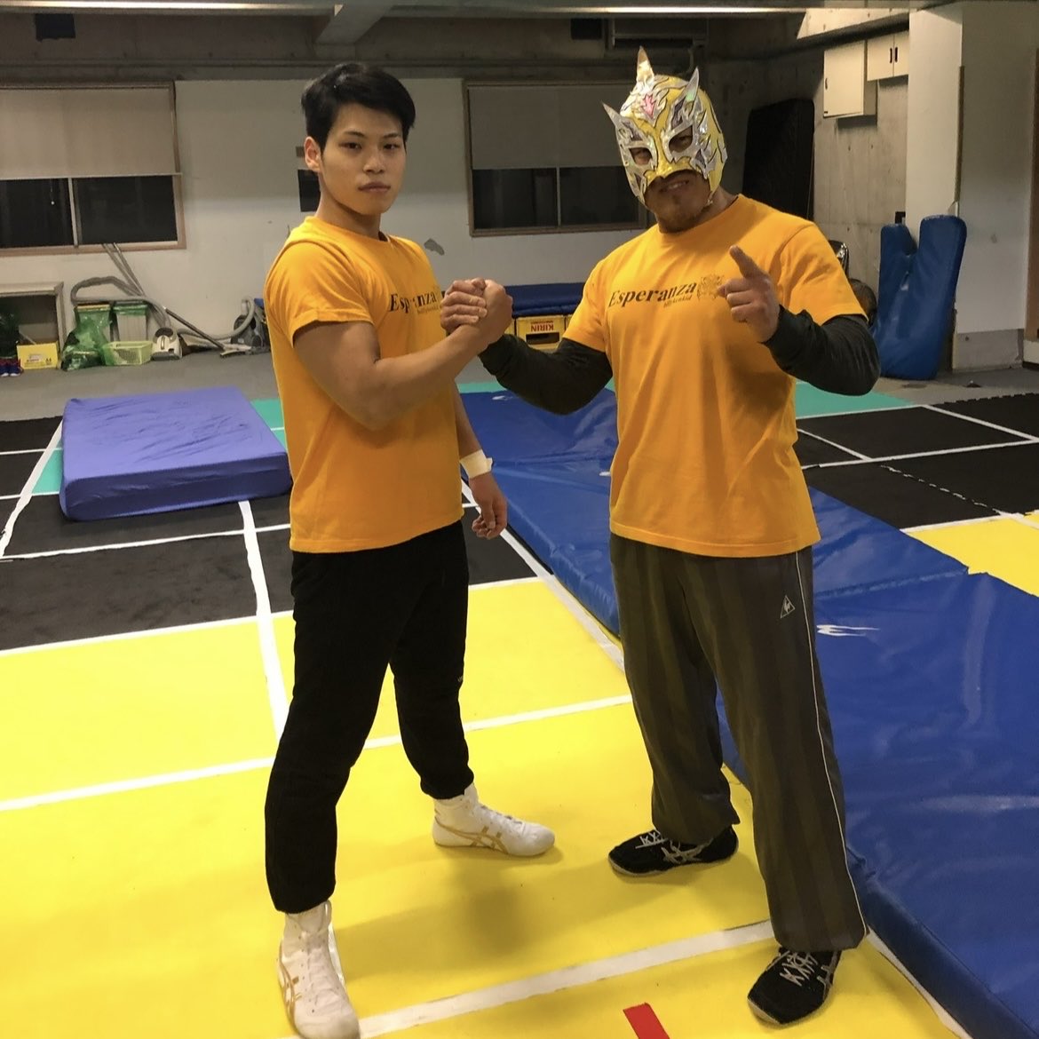 指導を受けに道場に通う日々。 そこからDRAGONGATEに入門し、 大阪