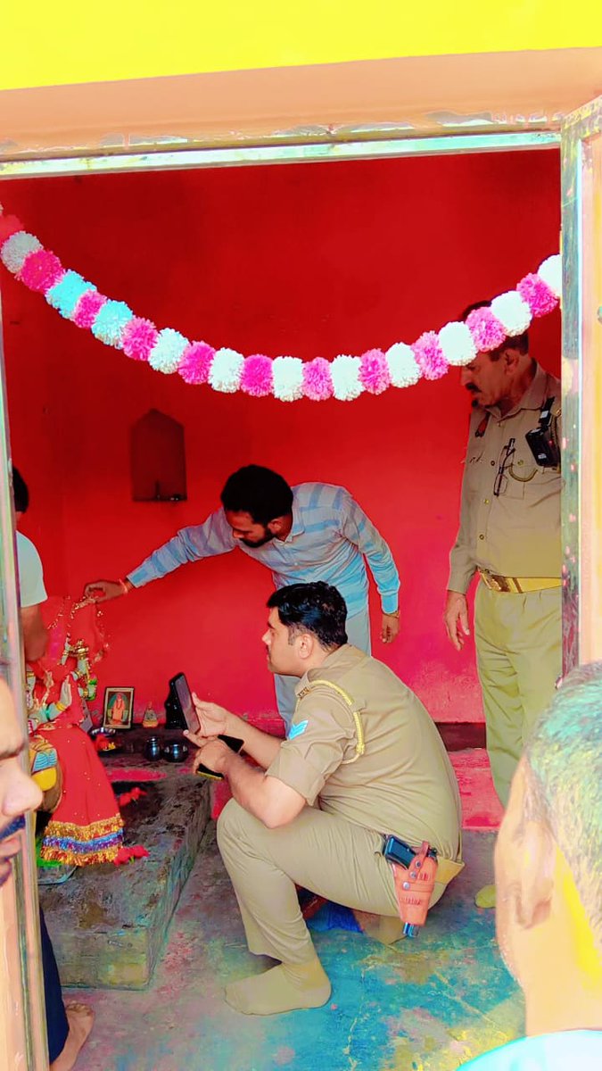 सिरौली थाना के गांव पल्था मे सामाजिक तत्वो ने करी माहौल बिगड़ने की कोशिश ग्राम देवता पर स्थापित दुर्गा माता की मूर्ति को उखाड़ा और साथ में ले गए 4 से 5 घंटा मौके पर पहुंची पुलिस ने पब्लिक को समझाकर किया शांत घंटे लगवाने और नई मूर्ति स्थापित करवाने का दिया आश्वासन <a href="/bareillypolice/">Bareilly Police</a>