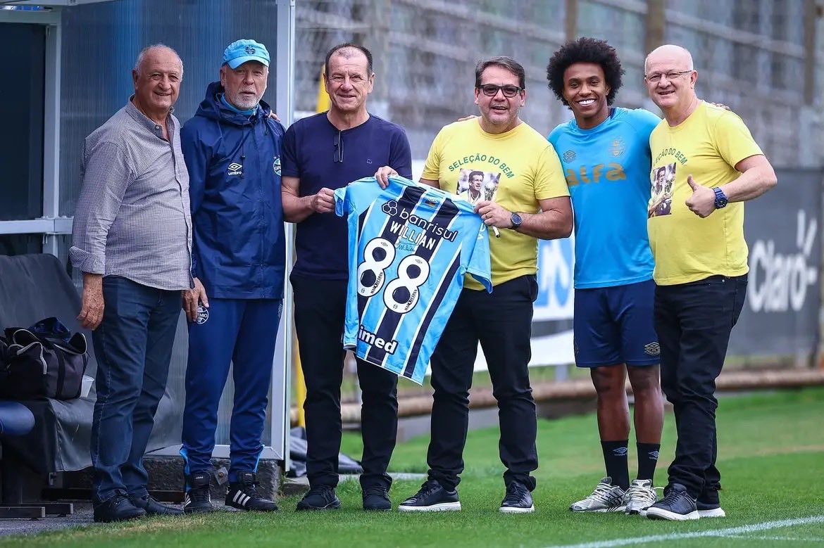 soccergfbpa's tweet image. O ex-capitão da Seleção Brasileira e campeão do mundo em 1994, Dunga, visitou o CT Luiz Carvalho na tarde desta terça-feira (28). 

A presença do Dunga movimentou o ambiente gremista, em um encontro marcado por trocas de experiências e valorização de projetos sociais. A visita…