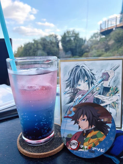 眉山の鬼滅カフェ行って義勇さんお迎えしてきた 久しぶりに駐車場からの階段で滝汗 欲しかったグルメハントのポスカお迎えできてよかった〜