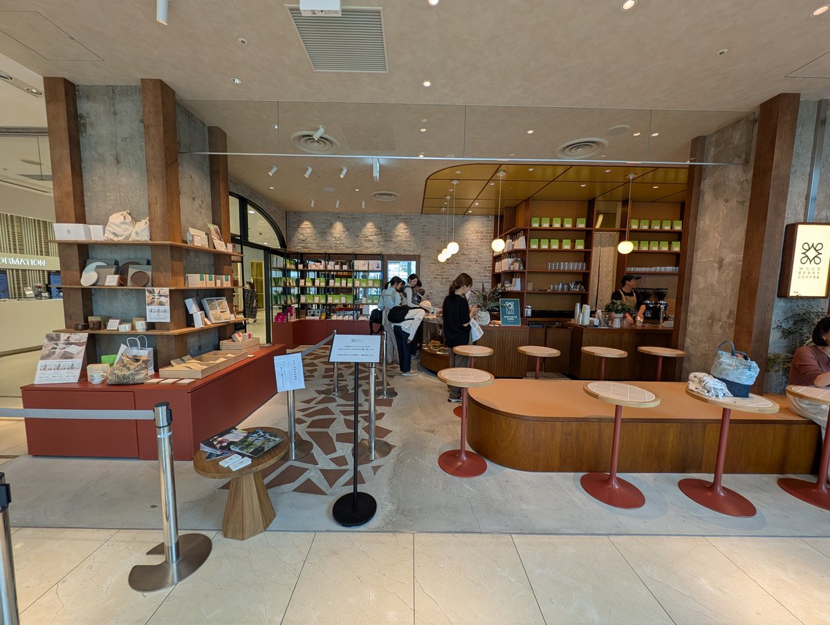 t2p2t's tweet photo. 📍WOODBERRY COFFEE@二子玉川

用賀に本店があるロースタリー
玉川高島屋南館に先月オープン
その日の豆の香りを嗅ぎながら説明を聞きつつ今回はエチオピアのSIKOを選択
ライトローストらしく酸味の立つ味で苦みは少なくふわっと華やぐ香りが楽しく飲みやすい https://t.co/LhBhAATzHQ