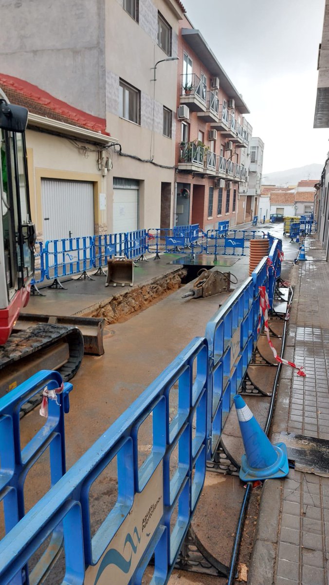 💧 El Ayuntamiento de Puertollano, junto a <a href="/AguaPuertollano/">Aguas de Puertollano</a>, ha renovado las redes de agua y saneamiento en la calle Torres Quevedo. 

Nuevas tuberías más resistentes y eficientes garantizarán un suministro más seguro y una mejor evacuación de aguas residuales. 🚧✅