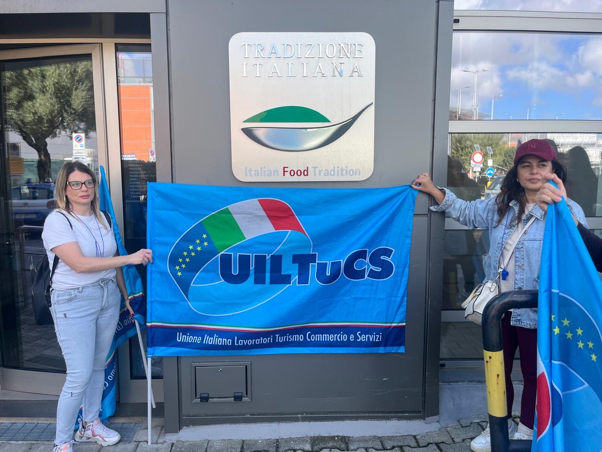 UiltucsCampania's tweet photo. 📢 Oggi i lavoratori del bar di #Capodichino hanno fatto sentire la loro voce!
Con #UILTUCS Campania in presidio per difendere i diritti e dire NO a contratti peggiorativi.
#ChefExpress rispetti le regole e i lavoratori!
#Napoli #Diritti #Lavoro @uiltucs https://t.co/6cntDc4cL2