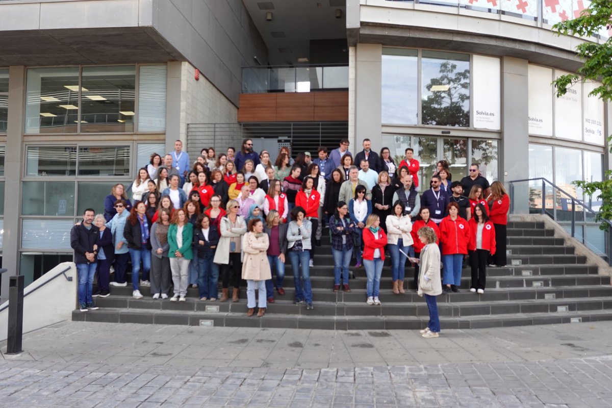 Nos unimos en nuestras sedes al minuto de silencio en homenaje a las víctimas de la DANA y reafirmamos nuestro compromiso con la memoria, el respeto y la humanidad que nos une como organización.
Seguimos y seguiremos trabajando para paliar los efectos en las personas damnificadas