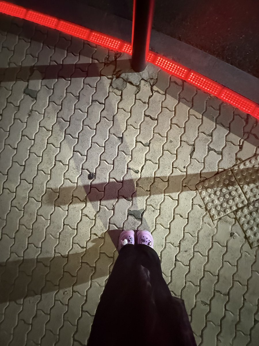 mmppack's tweet photo. 크록스를 다시 팔아달라... 털이 다 죽엇어요 https://t.co/A3Jo2Pl6D4